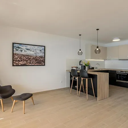 Gorgeous In Dingac With View דירה