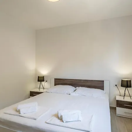 Amazing Apartment In Dingac With Swimming Pool Gornji Dingač