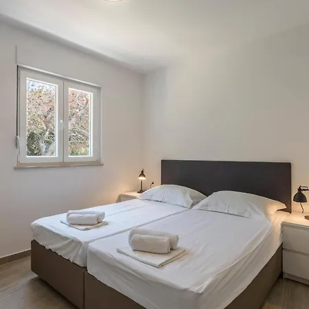 Amazing Apartment In Dingac With Swimming Pool Gornji Dingač