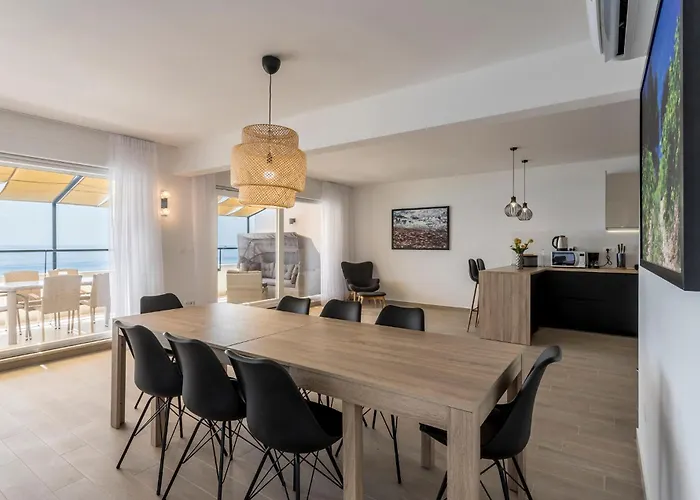 Gorgeous In Dingac With View 公寓